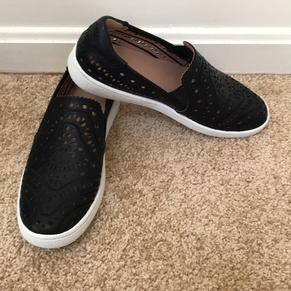 NWOB! UGG size 7 black leather perforated sneakers - Picture 8 of 8